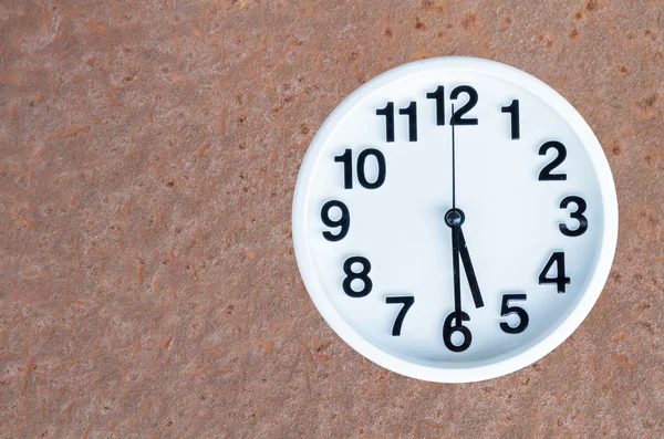 철강 녹슨 배경에 시계 — 스톡 사진