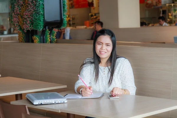 Mujer de negocios trabajando —  Fotos de Stock