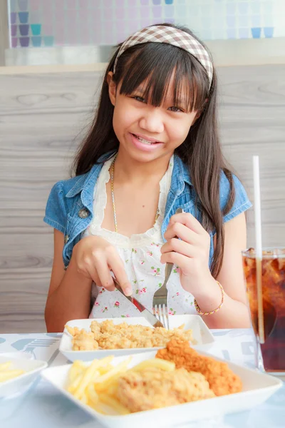 フライド チキンを食べてください。 — ストック写真