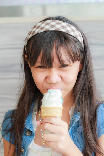 吃冰激淋 — 图库照片