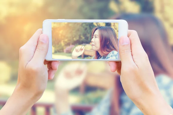 Smartphone prenant le petit déjeuner adolescent — Photo