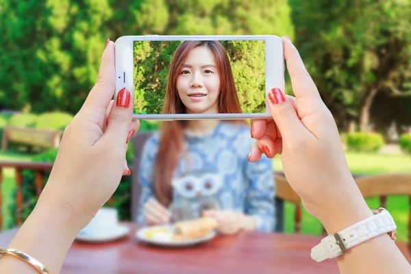 Smartphone prenant le petit déjeuner adolescent — Photo