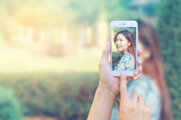 Smartphone prenant Asie adolescent relax — Photo