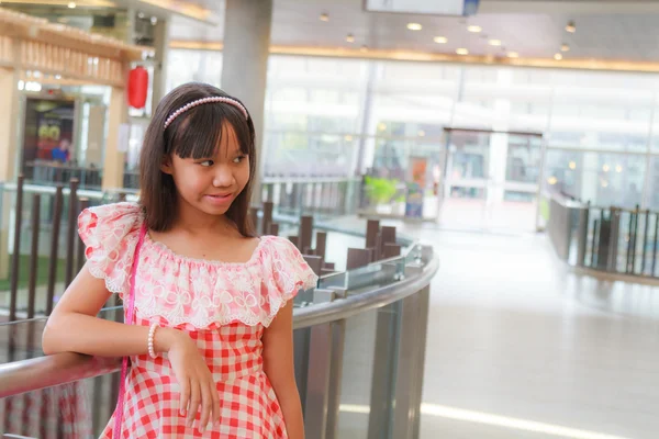 Meisje in shopping mall — Stockfoto