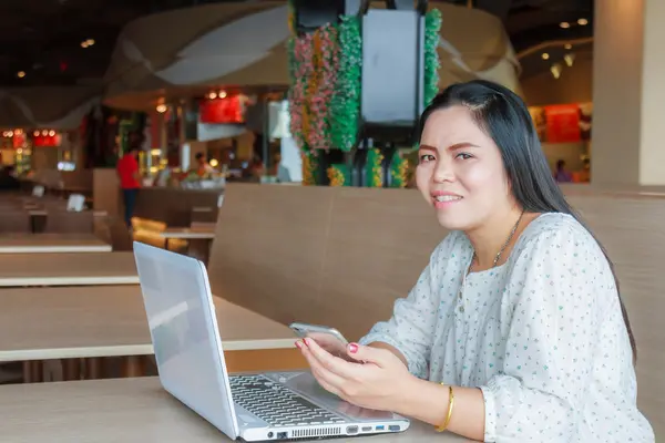 Mujer de negocios trabajando — Foto de Stock