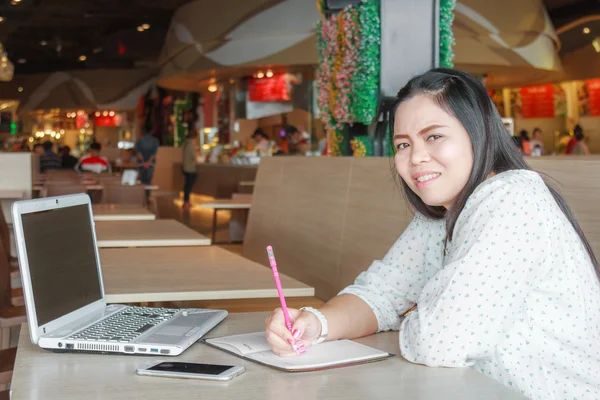 Mujer de negocios trabajando — Foto de Stock