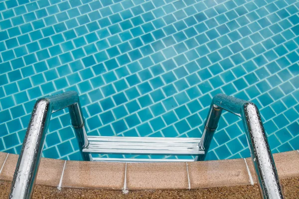 Escadas na piscina — Fotografia de Stock