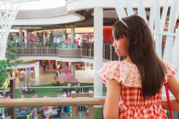 Meisje in shopping mall — Stockfoto