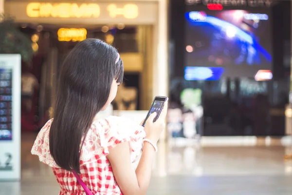 Asiatique enfant fille en utilisant smartphone — Photo