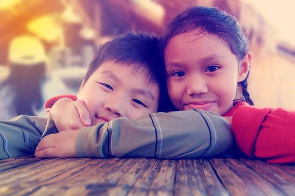 Jongen en meisje glimlachen — Stockfoto