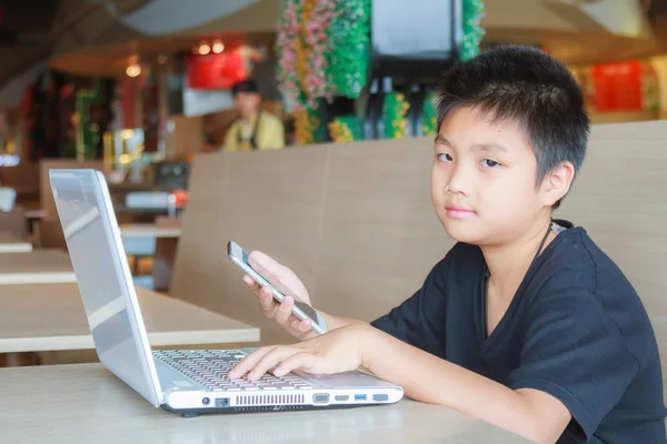 Niño y Tecnología — Foto de Stock