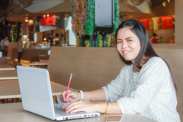 Mujer de negocios trabajando — Foto de Stock