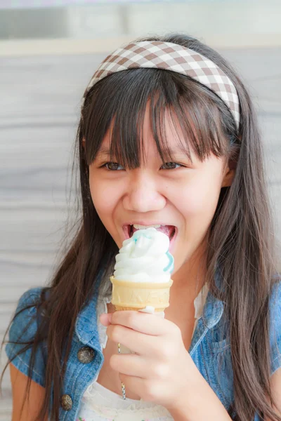 アイスを食べる — ストック写真