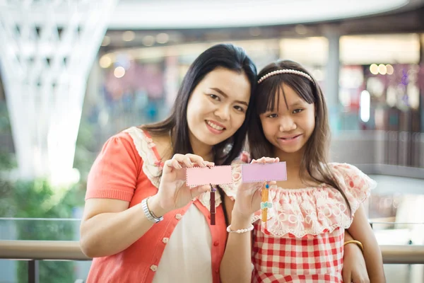 Asiatico famiglia spettacolo segno legno — Foto Stock