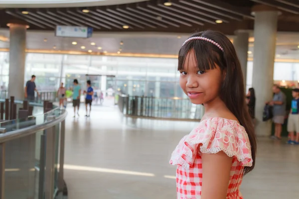 Menina no shopping — Fotografia de Stock