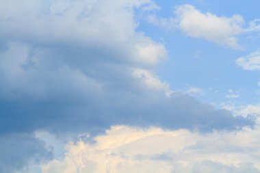 Yağmurdan önce kara bulutlar