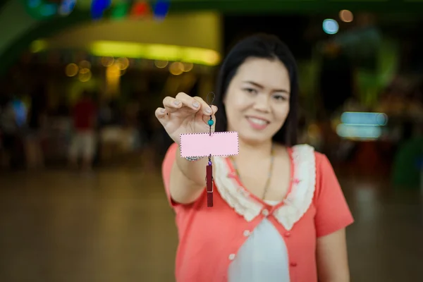 Asiatico ragazza spettacolo segno legno — Foto Stock