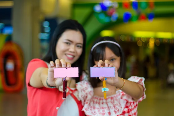 Asiatico famiglia spettacolo segno legno — Foto Stock