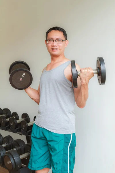 Träning i gymmet — Stockfoto