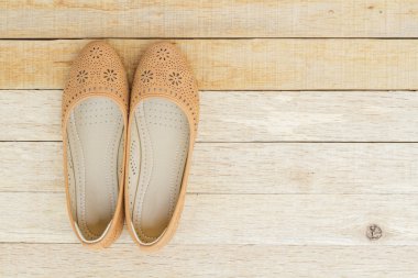 Ahşap arka plan üzerinde kadın ayakkabı