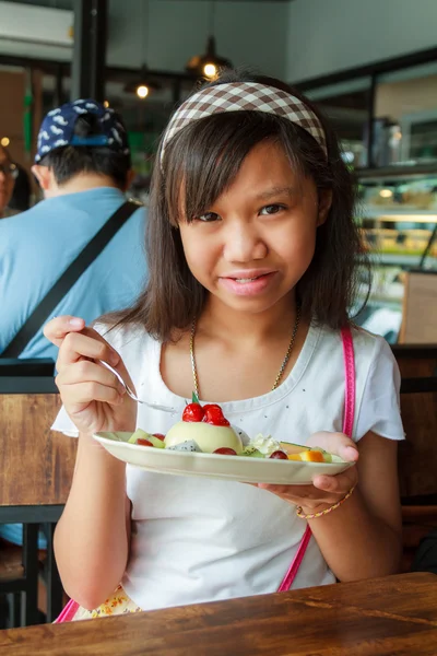 Ragazza e torta di formaggio alla frutta — Foto Stock