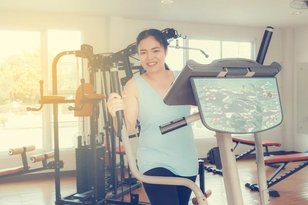 Entrenamiento en el gimnasio — Foto de Stock