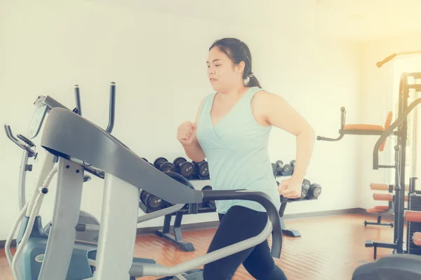 Entrenamiento en el gimnasio — Foto de Stock