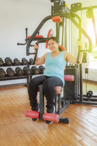 Entrenamiento en el gimnasio — Foto de Stock