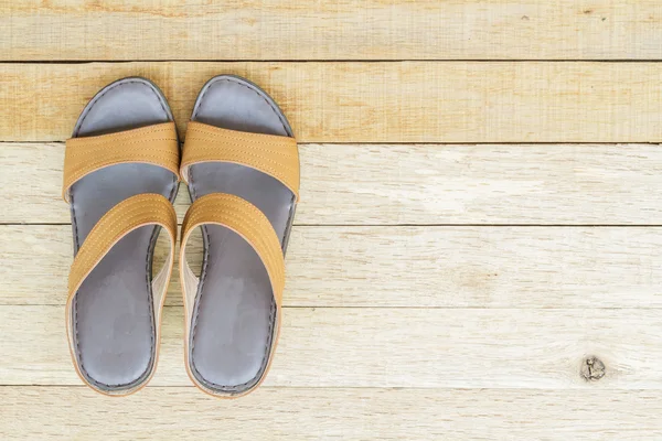 Zapatos femeninos sobre fondo de madera — Foto de Stock