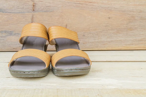Zapatos femeninos sobre fondo de madera — Foto de Stock