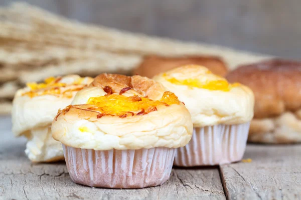 Morbido rotolo di panino e muffin fili d'oro — Foto Stock