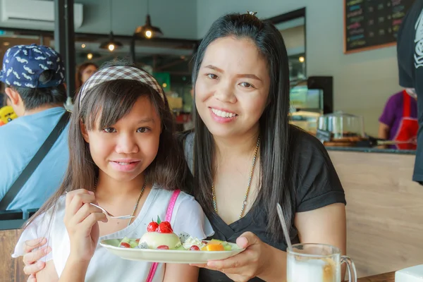 Mãe e filha comem cheesecake fruta — Fotografia de Stock