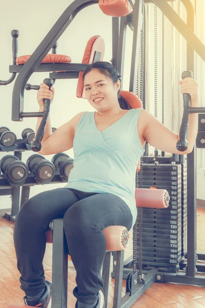 Entrenamiento en el gimnasio — Foto de Stock