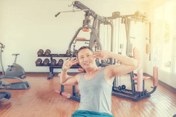 Entrenamiento en el gimnasio — Foto de Stock