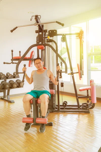 Entrenamiento en el gimnasio — Foto de Stock