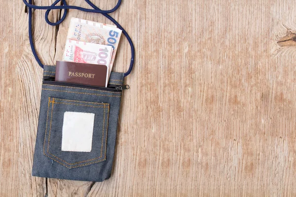 Passaporto e denaro — Foto Stock