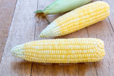 Tahta masada taze sarı tatlı mısır..