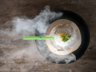 Hindistan cevizi meyveli dondurma ve ahşap masa dumanı. en üstteki görünüm.