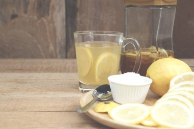 Sıcak limon bal tedavisi, hasta ya da soğuk algınlığını iyileştirir. Tahta masada fotokopi alanı ile ısıtılır..