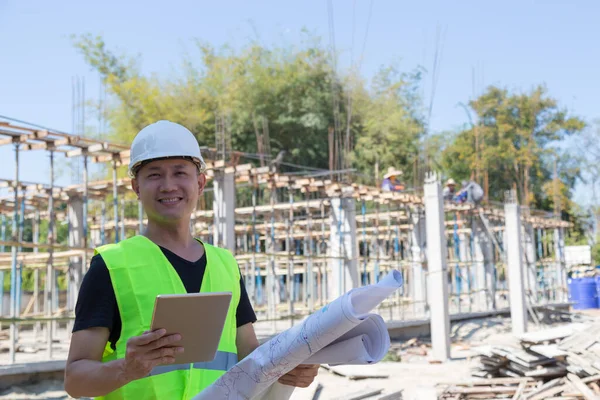 Engenheiros Usam Capacete Segurando Plano Construção Tablet Monitorando Área Construção Fotografias De Stock Royalty-Free