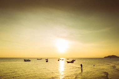 Chao Lao Sahili, Chanthaburi Eyaleti, Tayland 'da deniz ve teknede gün batımı..