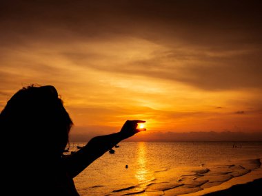 Asya kızı neşeli arka plan günbatımı deniz ve teknede fotokopi alanı ile.