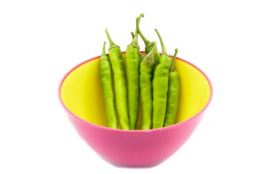 yeşil biber ve plastik kase