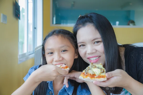 Famiglia mangiare pizza — Foto Stock