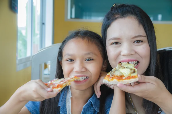 Rodina jíst pizzu — Stock fotografie