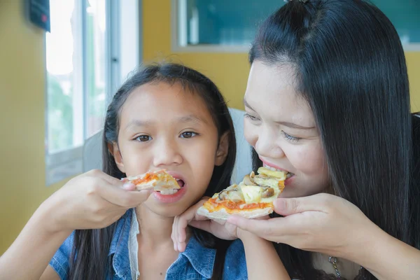 Famiglia mangiare pizza — Foto Stock