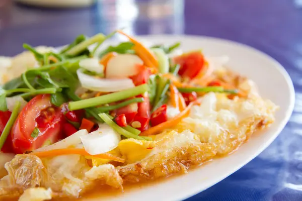 Würziger Spiegelei-Salat — Stockfoto