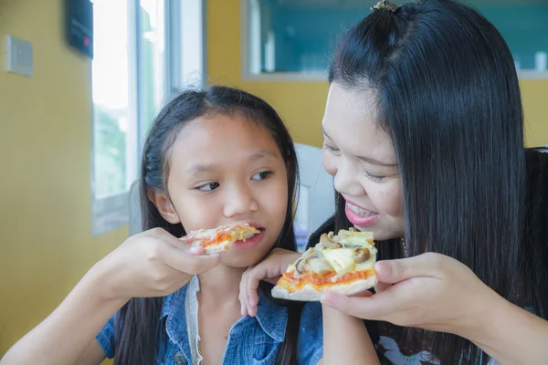 Rodina jíst pizzu — Stock fotografie