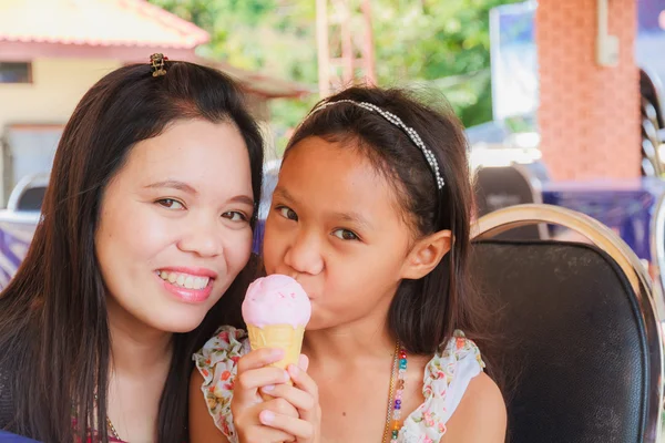 Rodina jíst zmrzlinu — Stock fotografie