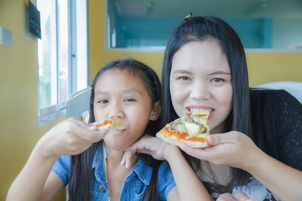 Familie eet pizza — Stockfoto